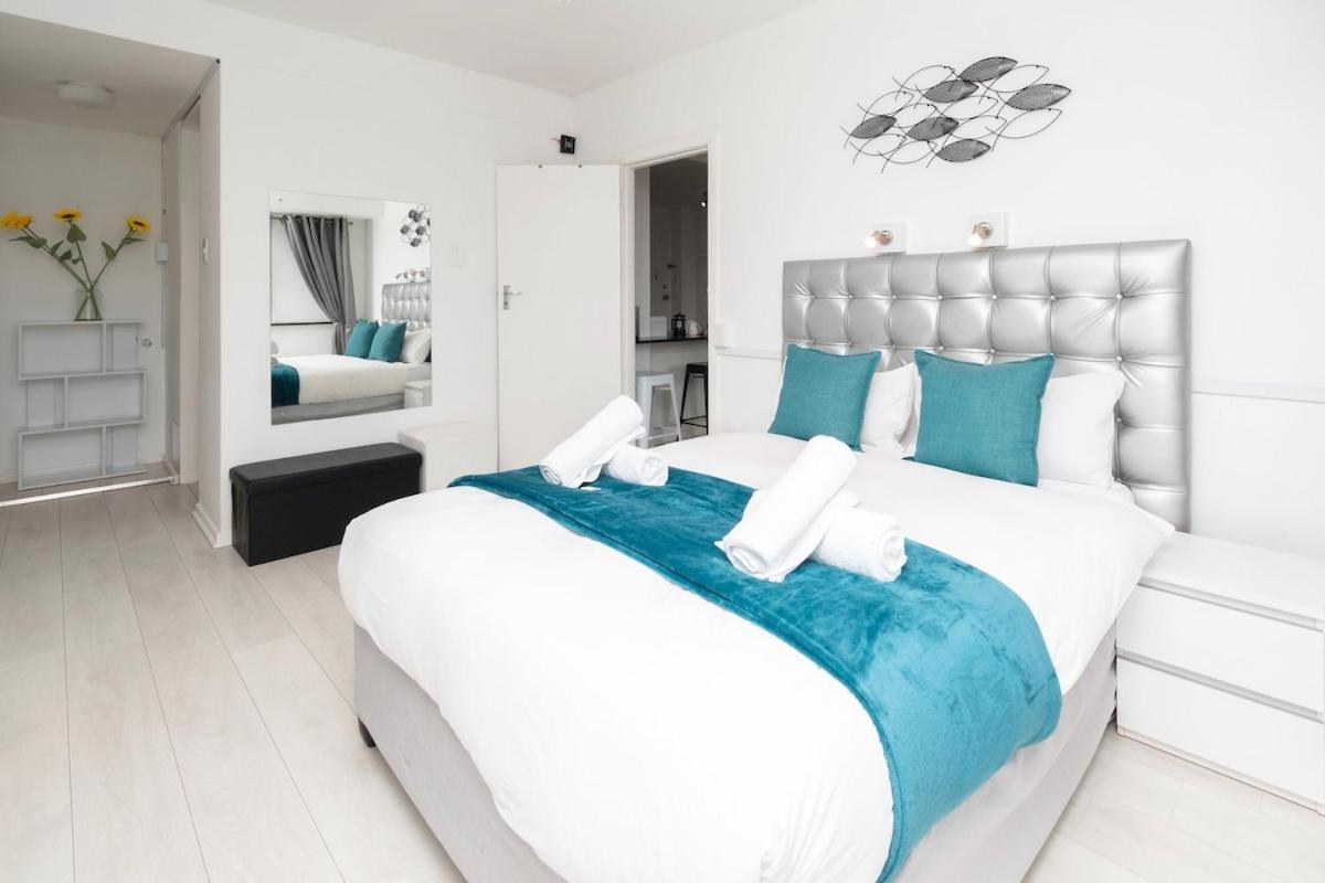 In Seapoint, Pool And Free Parking. Apartment