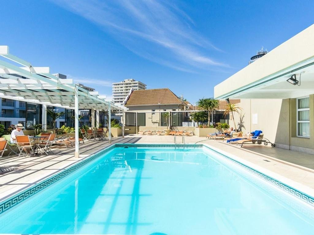 In Seapoint, Pool And Free Parking. Apartment Cape Town