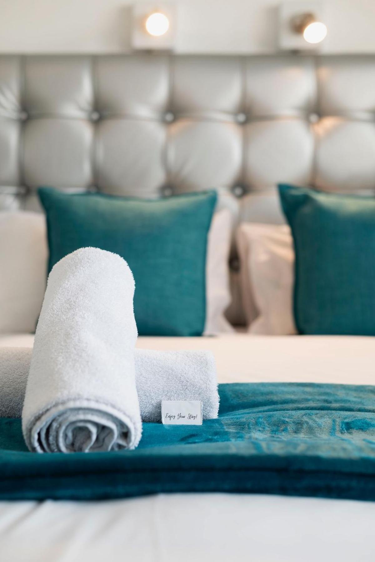 In Seapoint, Pool And Free Parking. Apartment