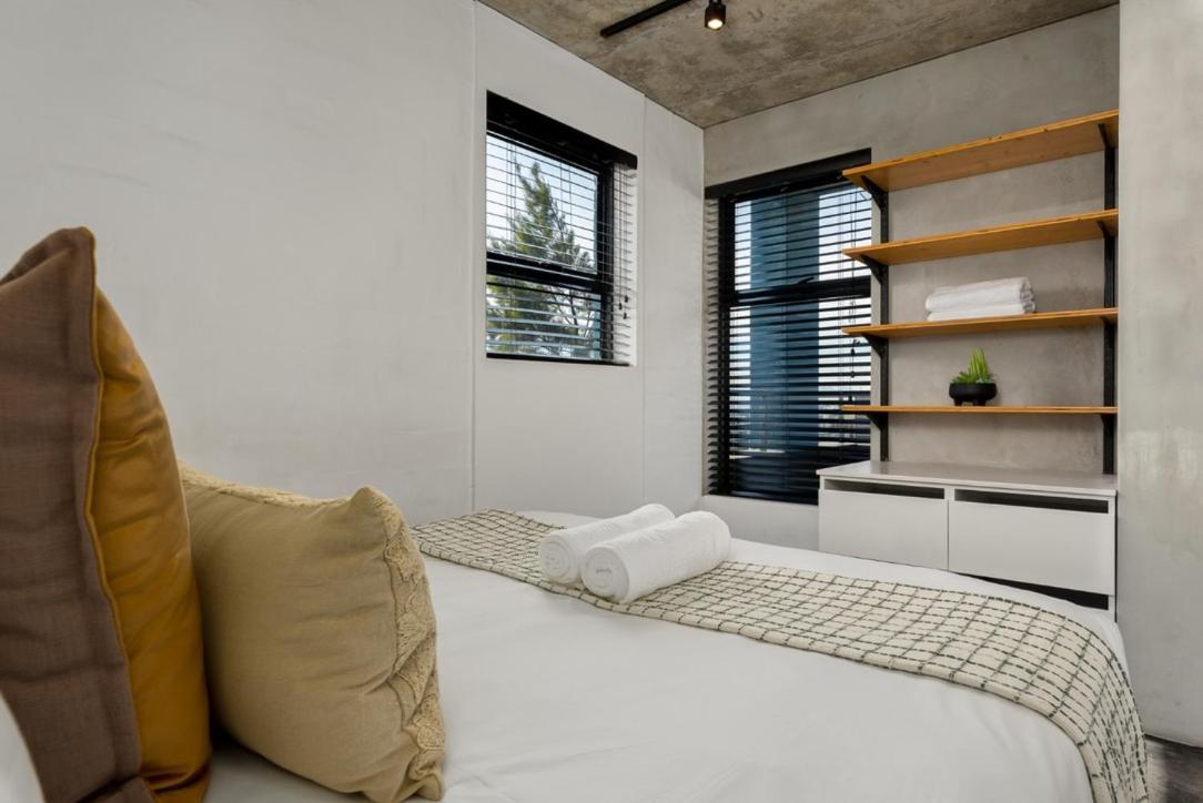 Table Mountain Views & Rooftop Pool Retreat * Cape Town
