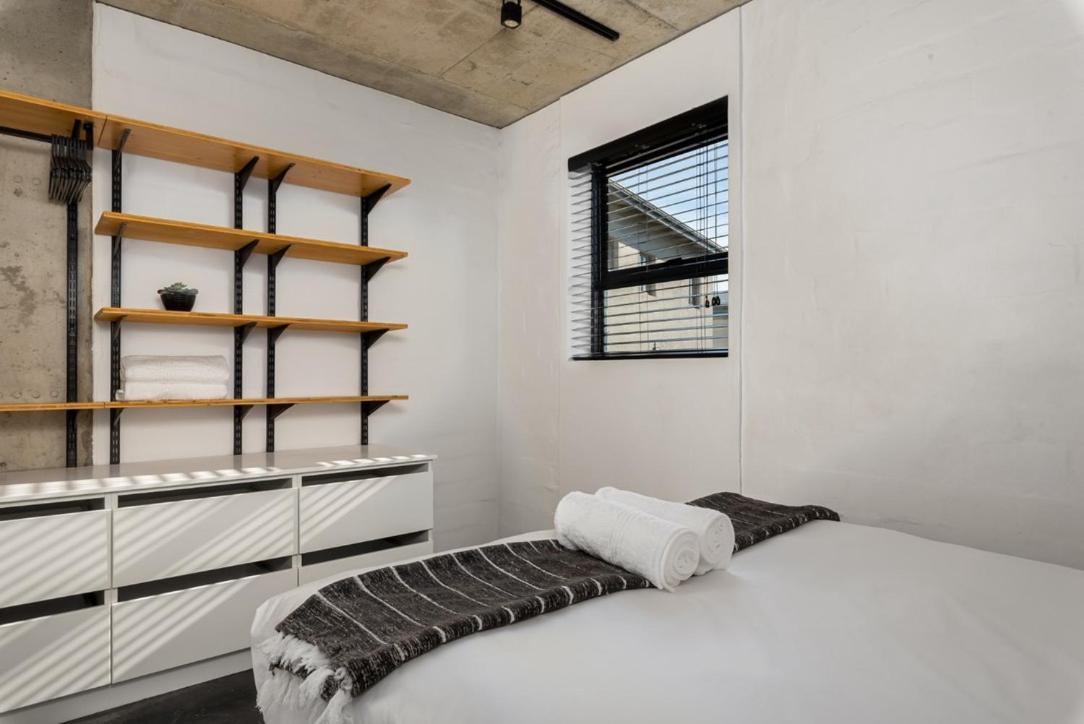 Apartment Table Mountain Views & Rooftop Pool Retreat *