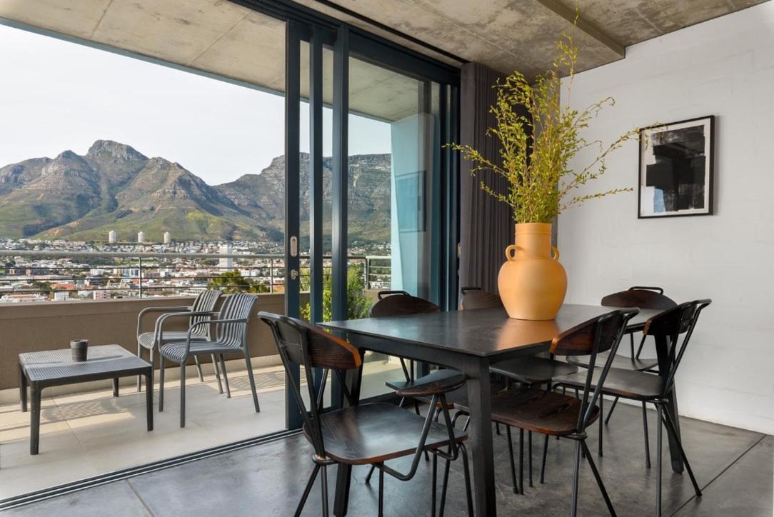 Table Mountain Views & Rooftop Pool Retreat *