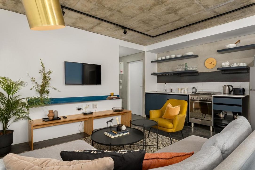 Apartment Table Mountain Views & Rooftop Pool Retreat