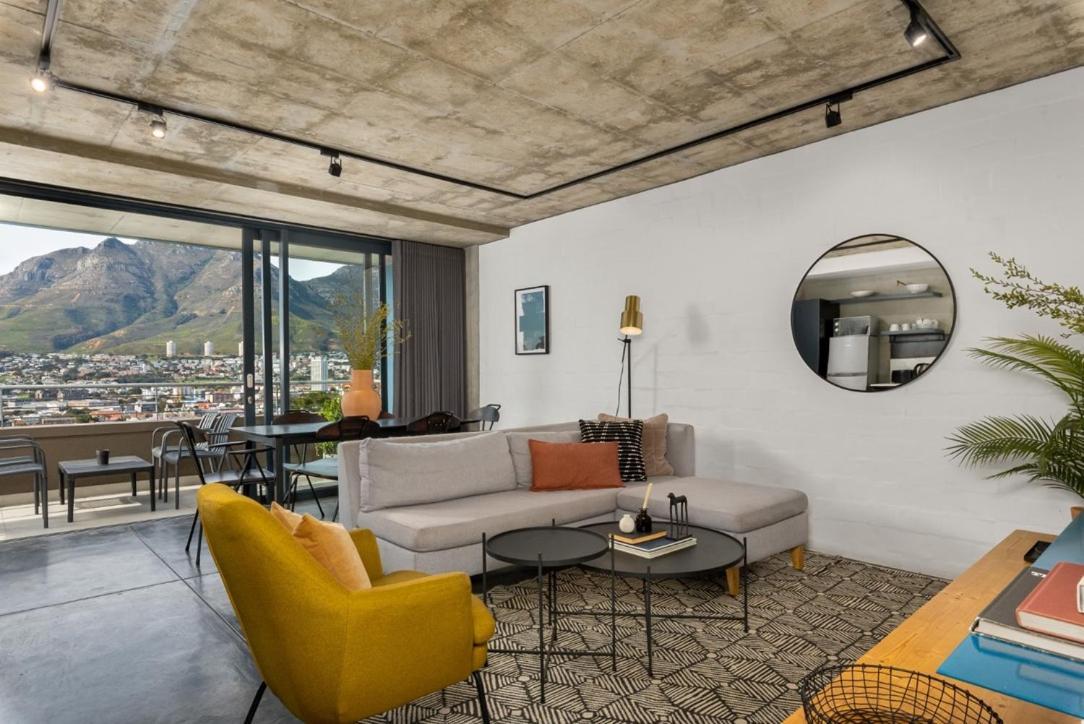 Apartment Table Mountain Views & Rooftop Pool Retreat *