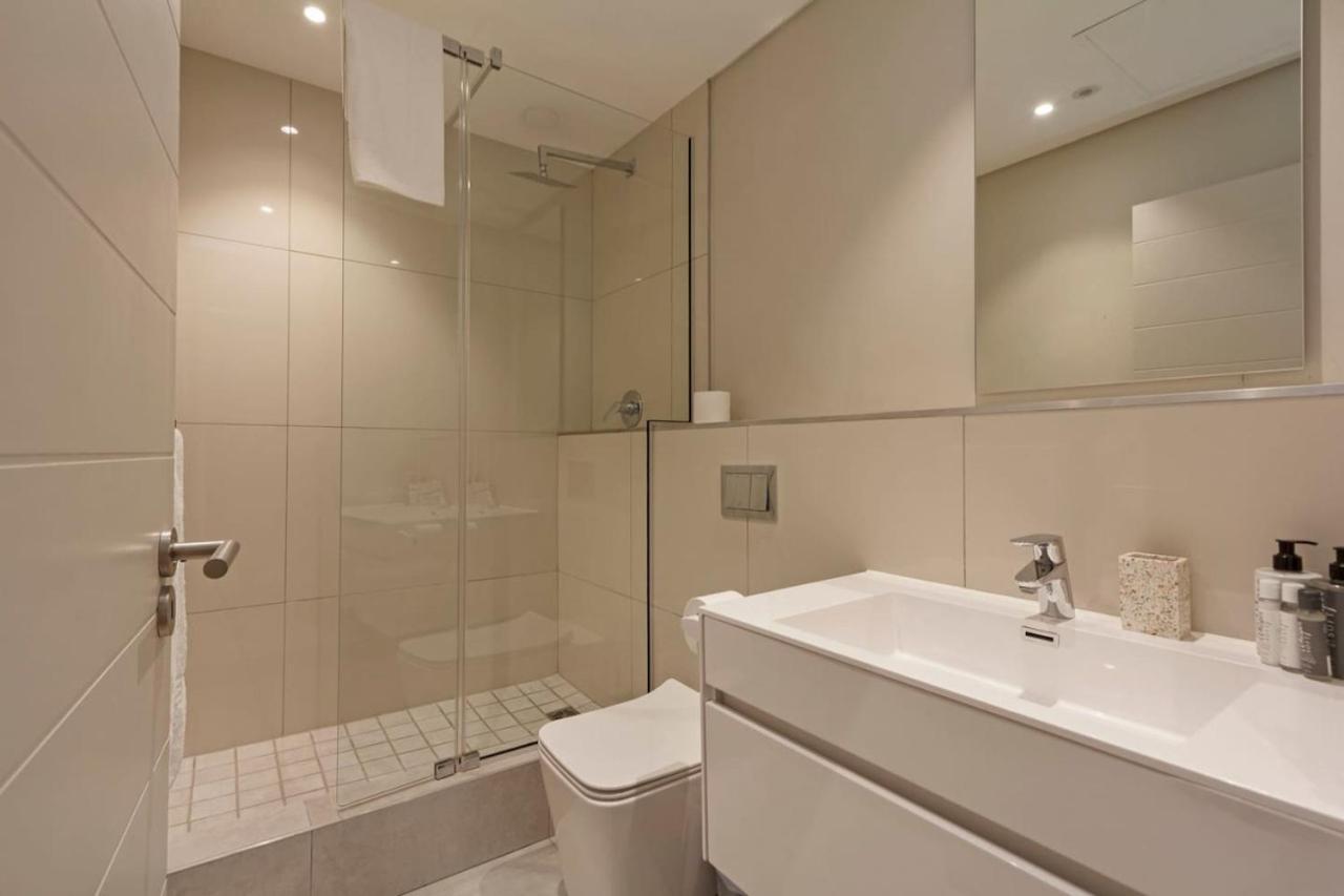 Back Up Power, Modern And Rooftop Pool Apartment Cape Town
