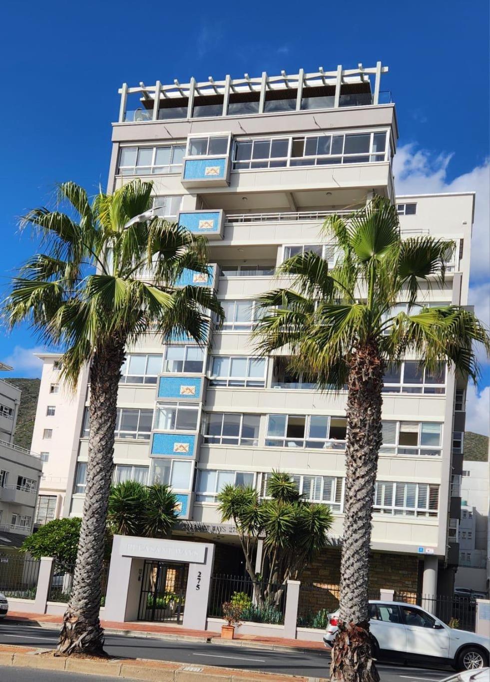 Modern 2 Bedroom Apartment, Pleasant Ways, Seapoint * Cape Town