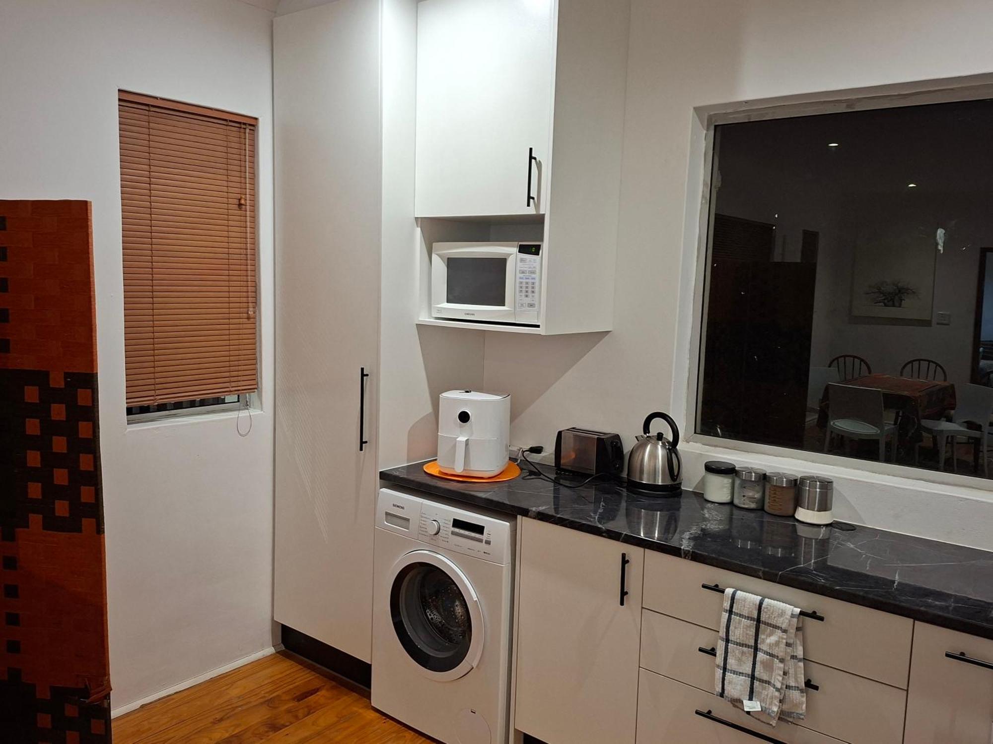 Leigh's With Dogs Apartment *