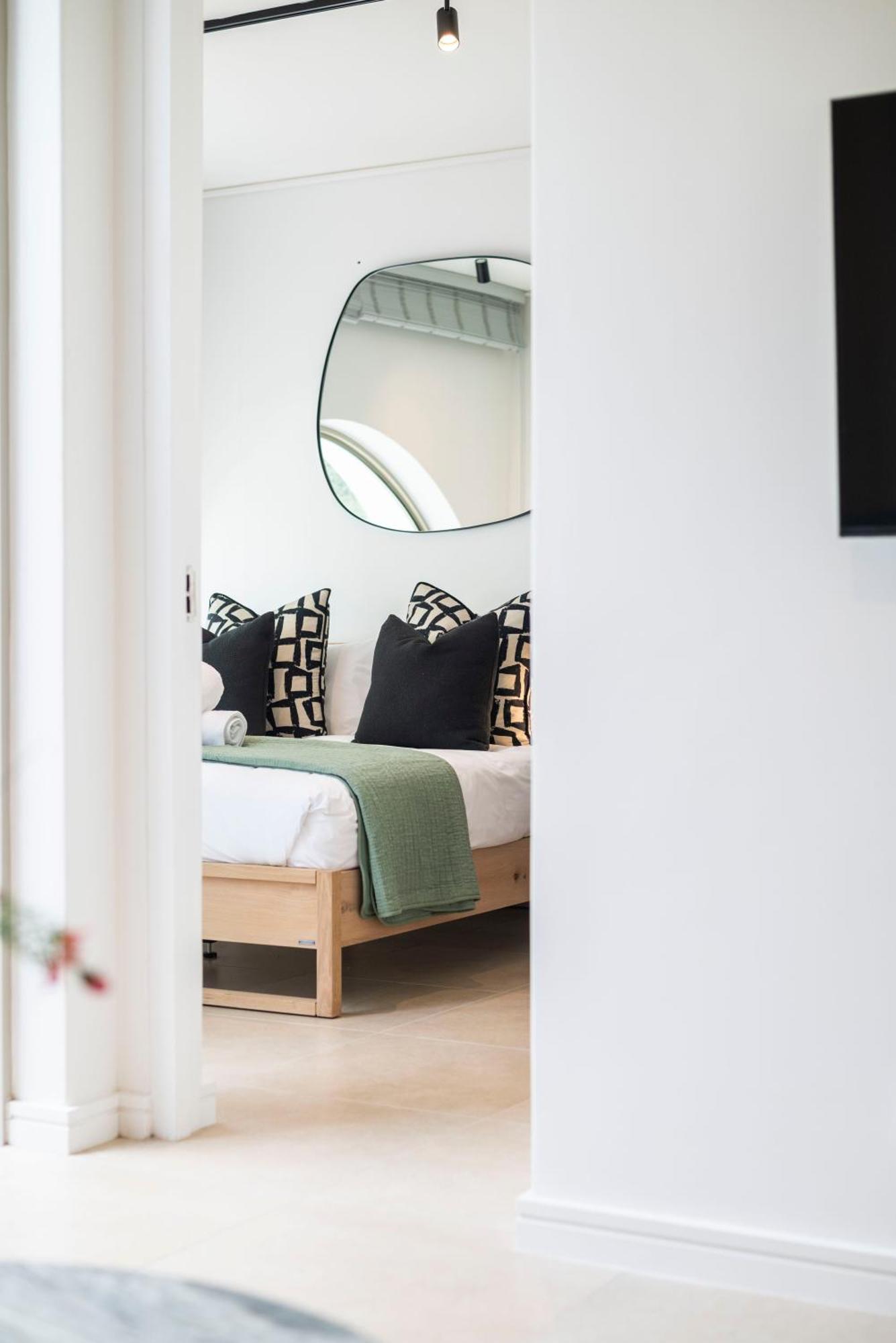 Luxury At The Braemar, Point Apartment *