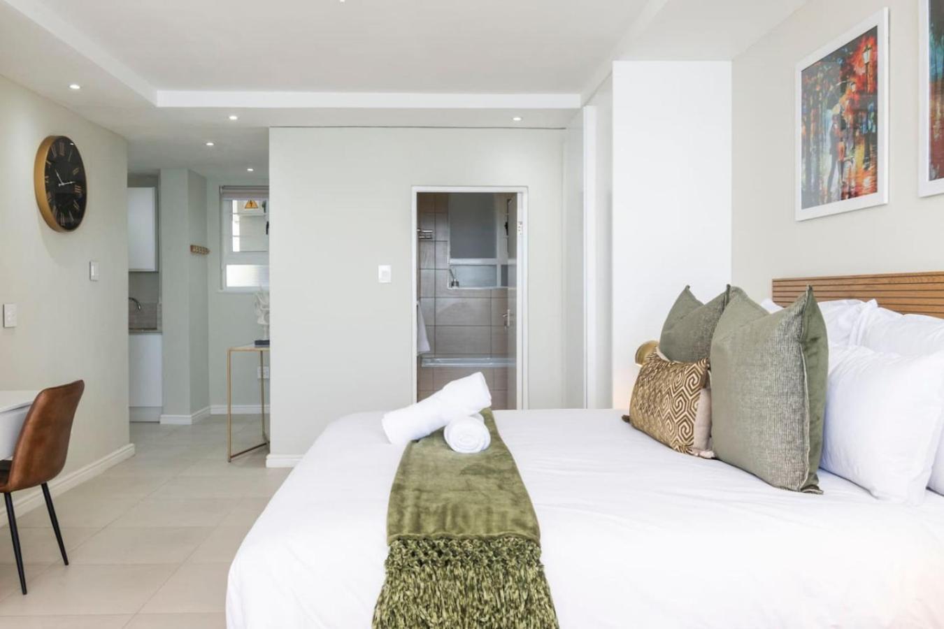 W King Bed Sea Views Promenade Apartment