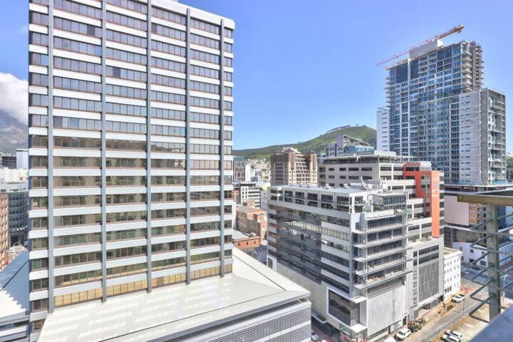 Cosy In The Cbd Close To V&a W Pool&parking Apartment Cape Town