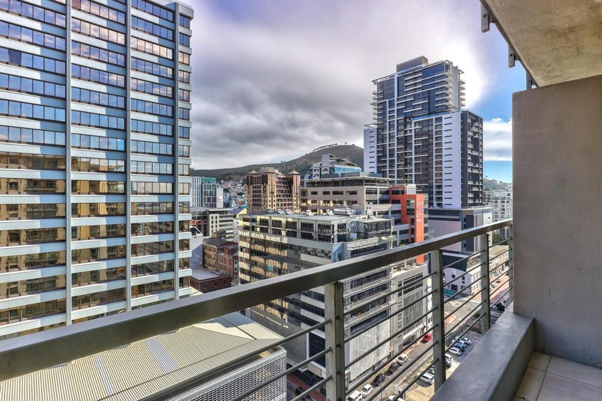 Cosy In The Cbd Close To V&a W Pool&parking Apartment Cape Town