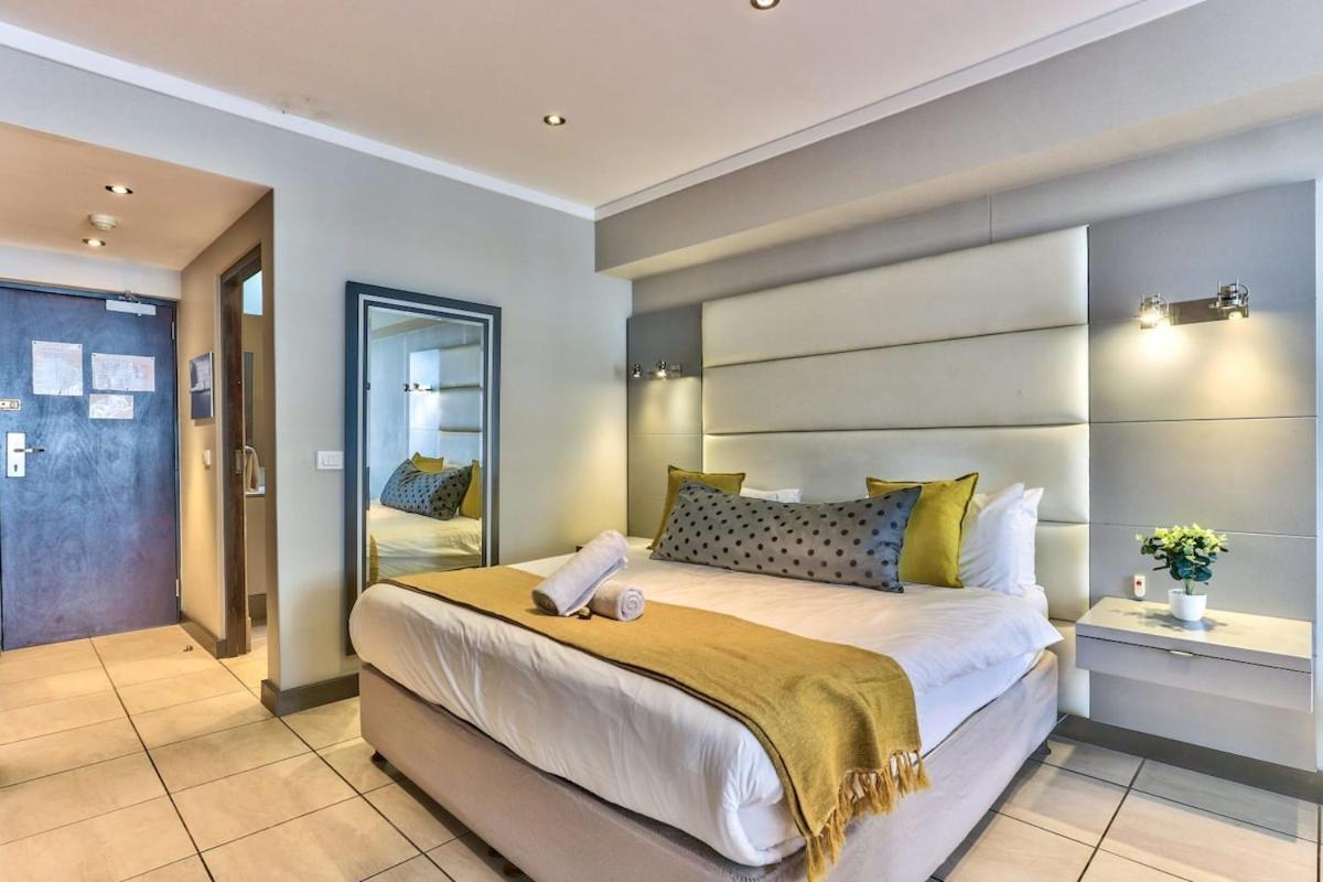 Apartment Cosy In The Cbd Close To V&a W Pool&parking Cape Town