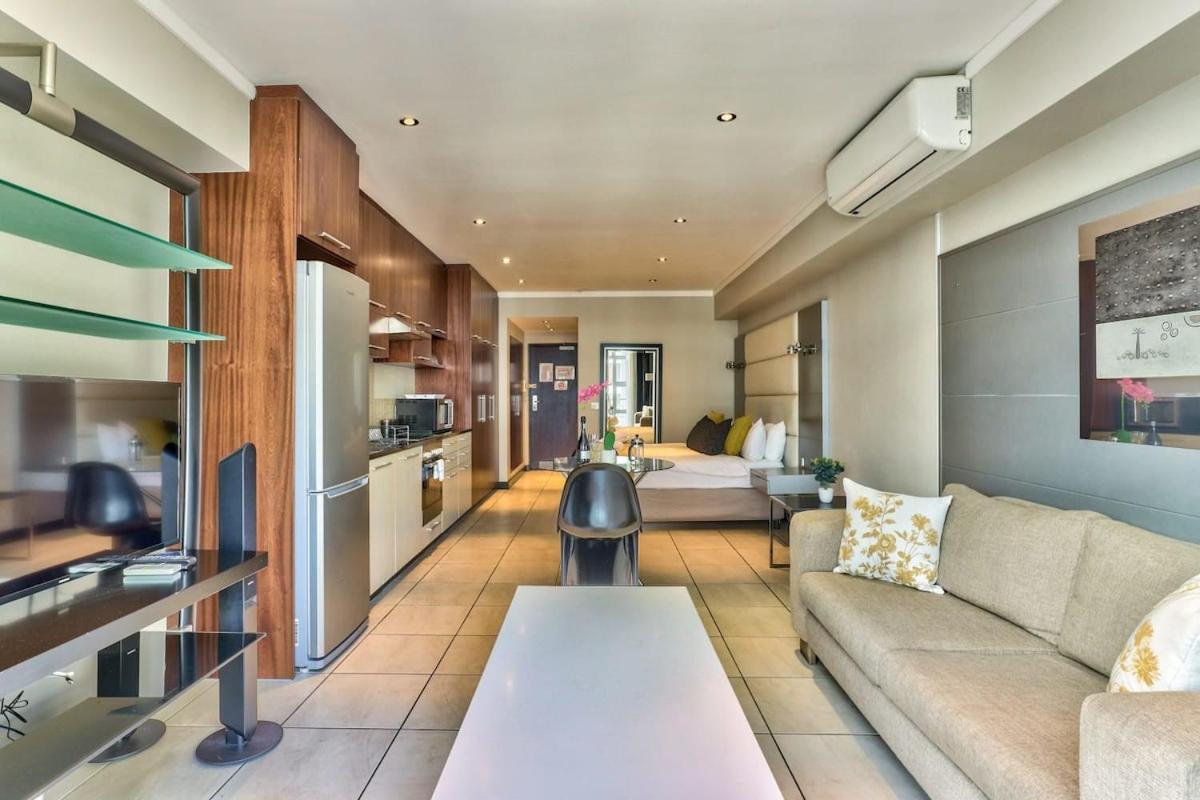 Cosy In The Cbd Close To V&a W Pool&parking Apartment