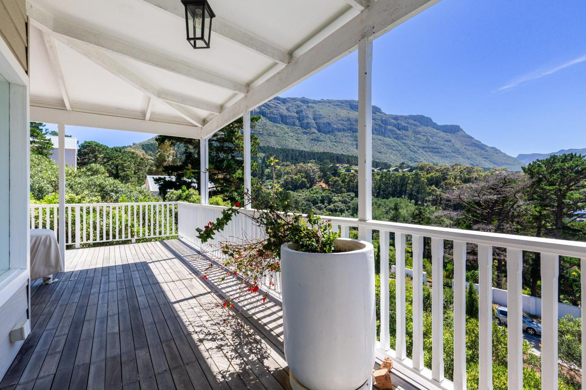 Villa Exclusive Tree With Hot Tub - Power Back-up Cape Town