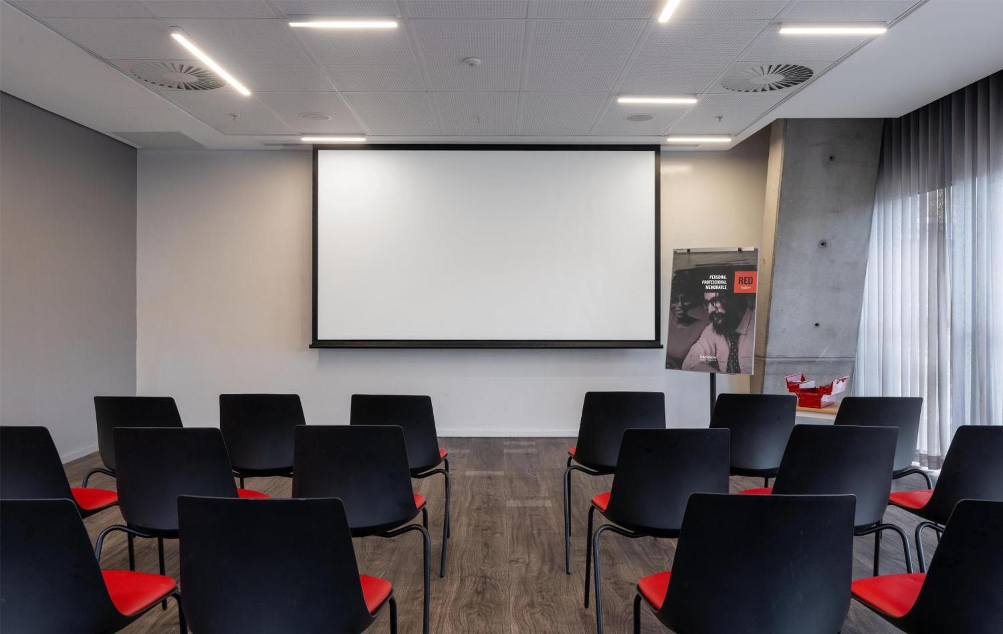 Radisson Red V&a Waterfront 3*