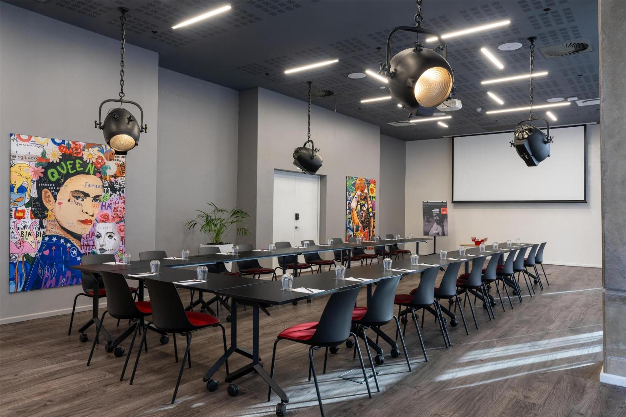 Hotel Radisson Red V&a Waterfront 3*