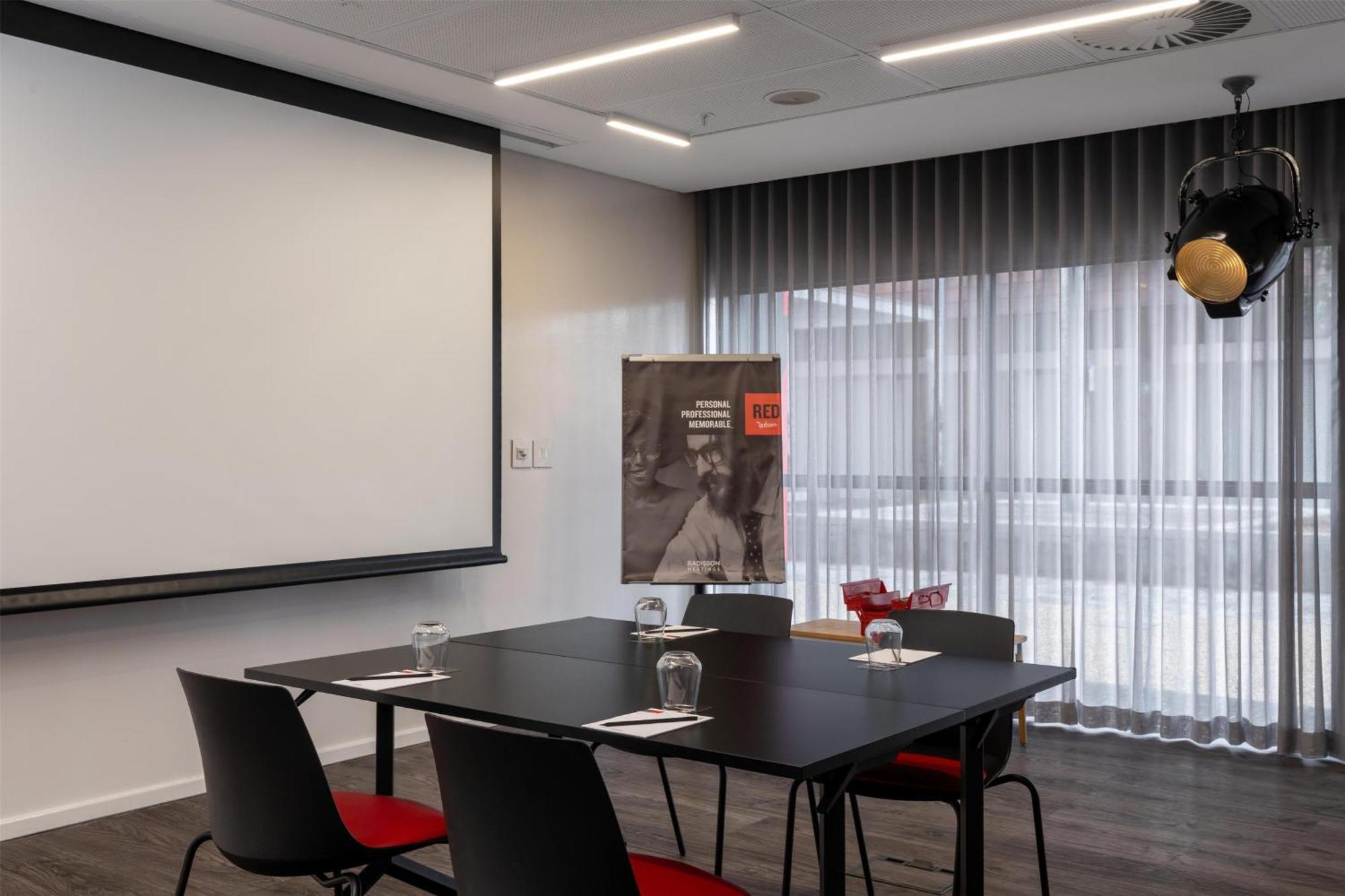 Radisson Red V&a Waterfront 3*