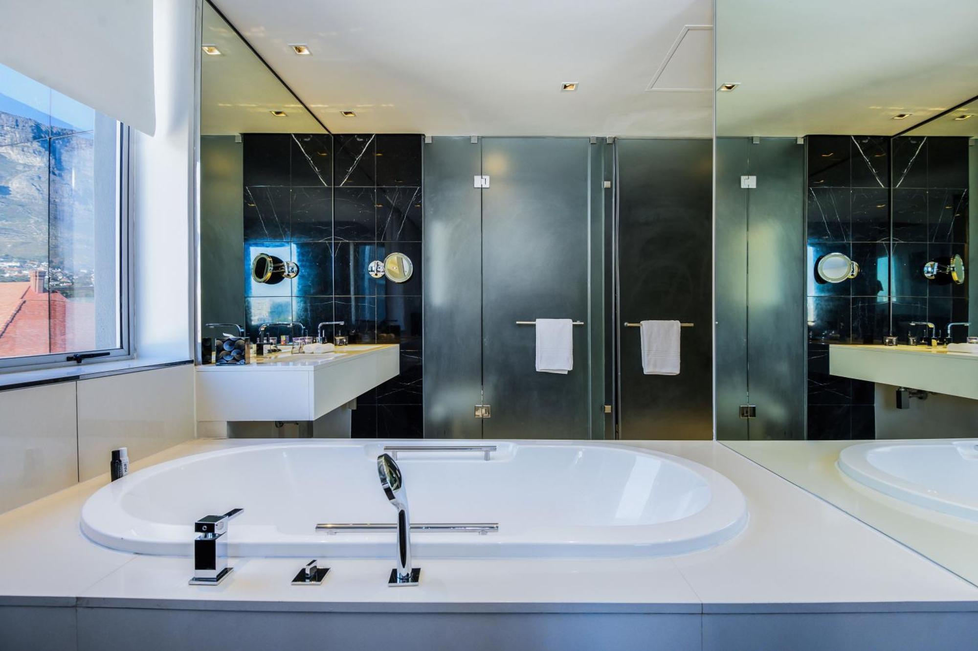 Hotel The Capital 15 On Orange & 5*