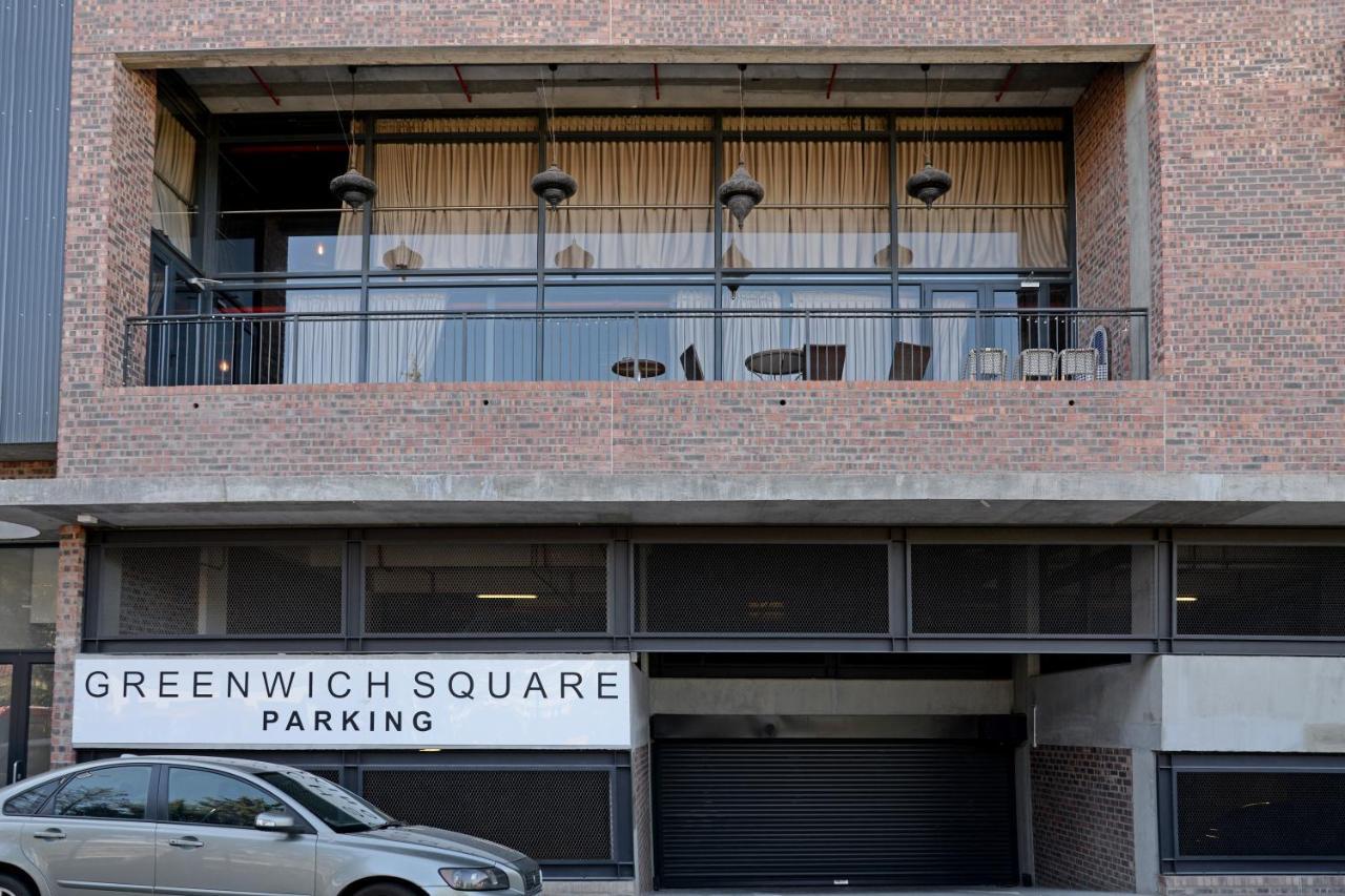 Greenwich Square Apartment *