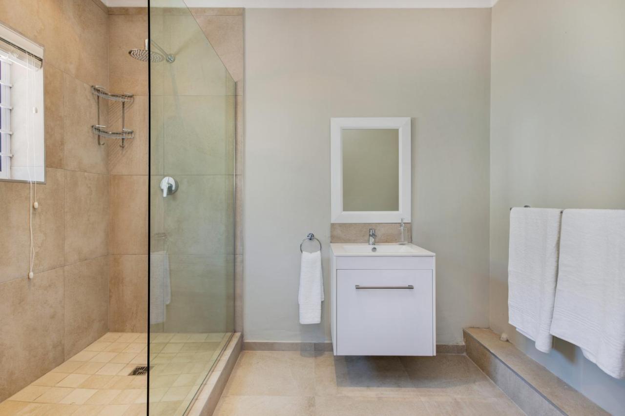 Crownebay Apartment *