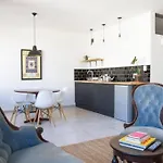 Open Plan Studio Fast Wi-Fi Restaurants & Bars