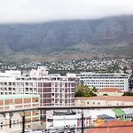 Cosy 2-Bedroom Apartment With Table Mountain Views