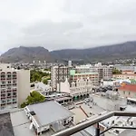 Cosy 2-Bedroom Apartment With Table Mountain Views