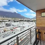 Modern 2 Bedroom Apartment In Chapel Towers - Beautiful Table Mountain View