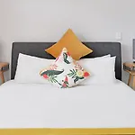 Margot - Luxury Apartment, City, Ocean & Mountain Views!
