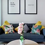 Margot - Luxury Apartment, City, Ocean & Mountain Views!