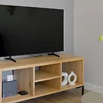 Imra - Modern Apartment With City & Mountain Views