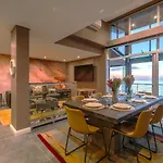 Serviced Beach Penthouse, 100K Gemstone Display, All Ensuite