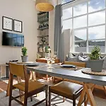 Studio On Hope By Hostagents