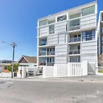 Seaside Studio Apartment 9 Mins To Queens Beach!