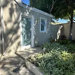 Camellia Cottage: Bay Room