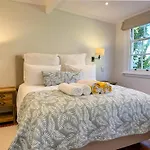 Charming One Bed With Vineyard & Mountain Views