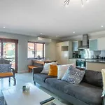 Large 1 Bed Apt Pool Gym Parking Aircon