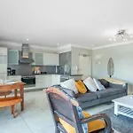Large 1 Bed Apt Pool Gym Parking Aircon