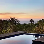 Delightful Large Villa In Camps Bay With Pool - Picasso