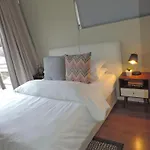 Central Retreat Cozy Apartment Near Attractions