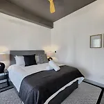 Couples Retreat In Heart Of City-Wifi-Pool