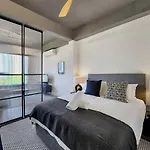 Couples Retreat In Heart Of City-Wifi-Pool