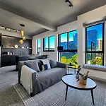 Couples Retreat In Heart Of City-Wifi-Pool