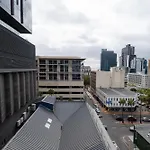 The Rose708: Top Floor Modern City Apartment