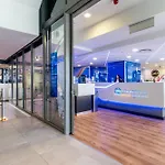 The Rose708: Top Floor Modern City Apartment