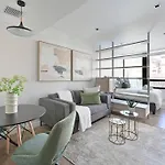 Aquila - Stylish 1-Bed Apartment In Iconic High-Rise City Views