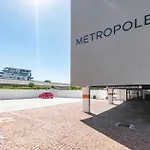 Metropole Private Room In Social Setting