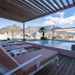 The Rose207: Modern Corner Studio With Views