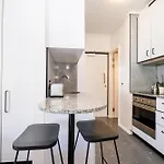 Flamingo 804 - Stylish Top Floor Sea Point Studio With Daily Housekeeping