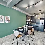 Stylish, New, Pool, Secure Home In Heart Of Cbd